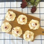 Un plateau de 6 tartes au litchi, avec des roses sur le coté