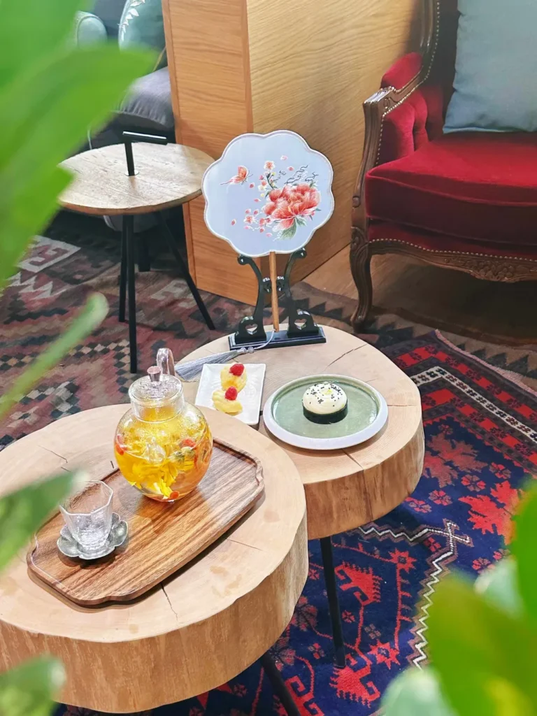 Coin à thé avec une pâtisserie japonaise et un service à thé chinois romantique
